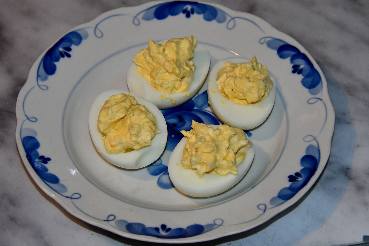 Закуска из фаршированных яиц