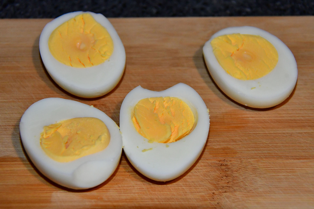 Разрезаем яйца