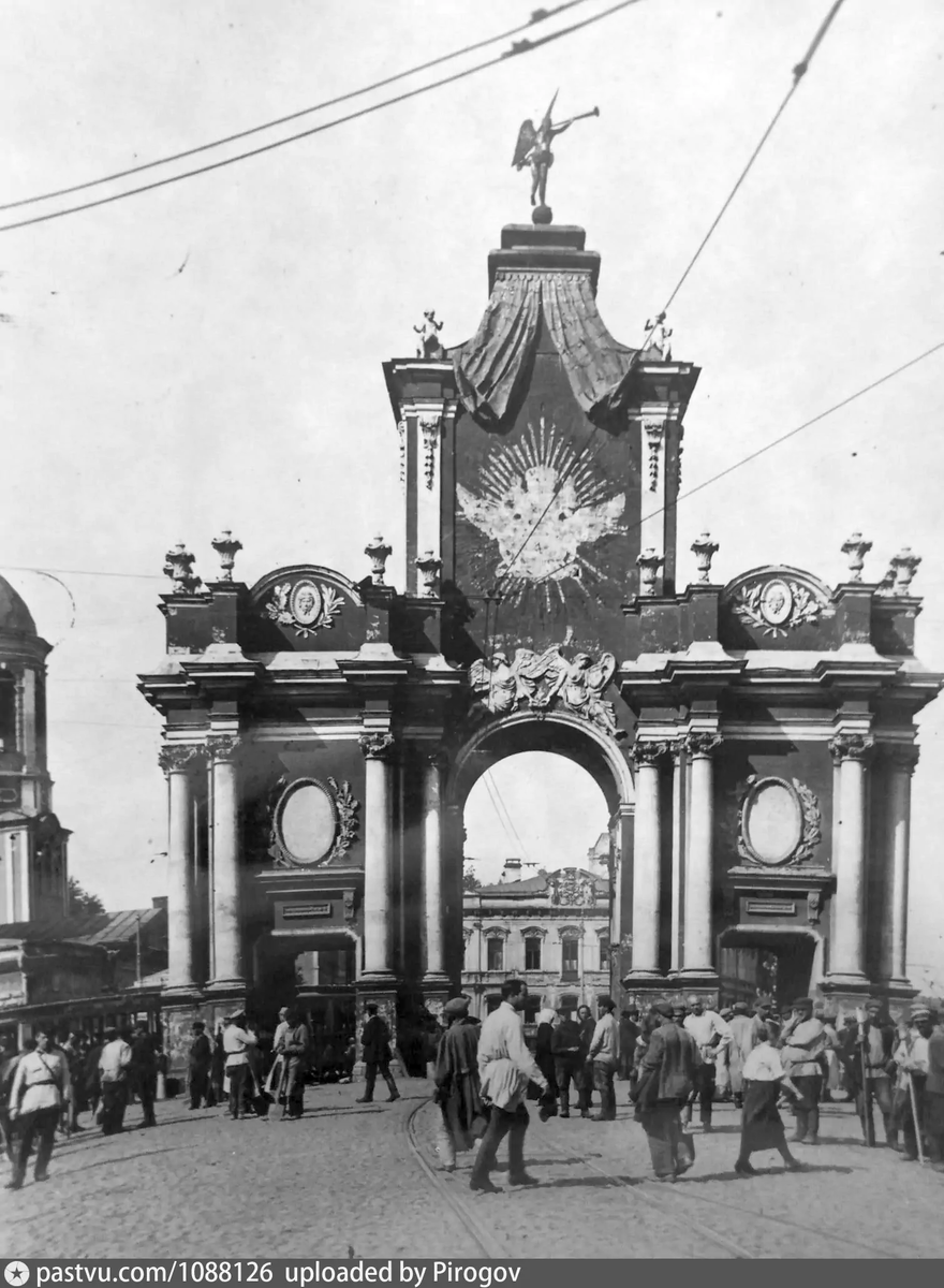 Красные ворота, 1918-1927. Вид от Новой Басманной улицы. С сайта www.pastvu.com.