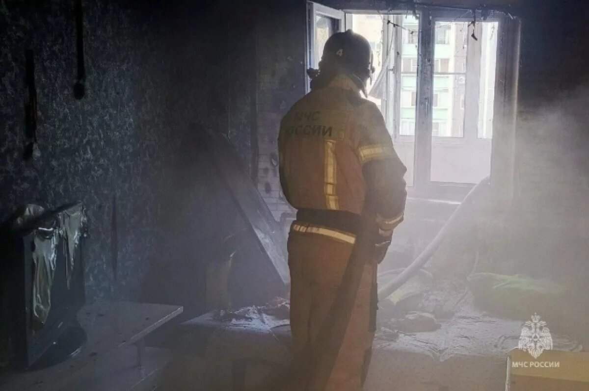    В Челябинске отец и ребенок спаслись от пожара, выпрыгнув с балкона 2 этажа