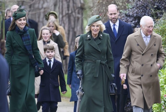    Члены британской королевской семьи посещают рождественскую службу