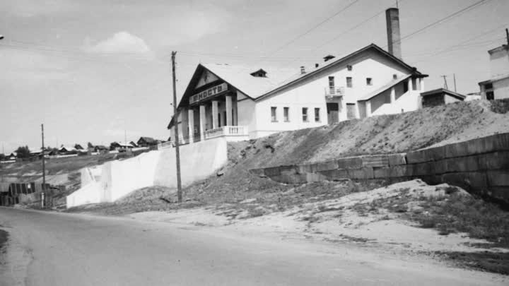 Любимый не одним поколением петровчан  кинотеатр "Юность" по улице Красной. 