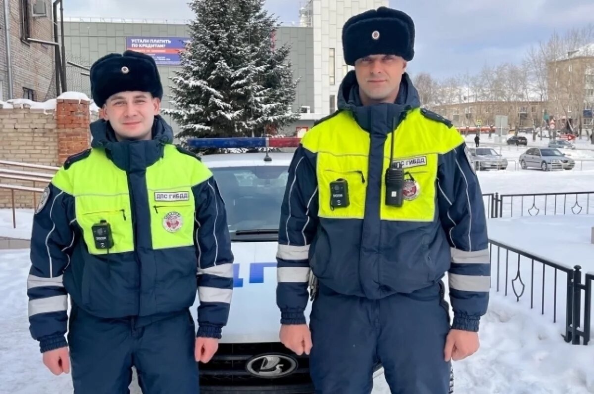    Экипаж ДПС спас замерзающего на дороге в Кыштыме мужчину