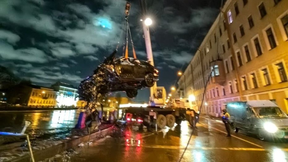    Подъём автомобиля Range Rover после падения с набережной Фонтанки в реку, январь 2025 года. Автор фото: Пресс-служба МЧС России