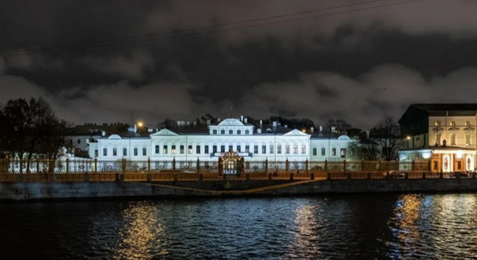 Фонтанный дом ночью. Фото из открытых источников