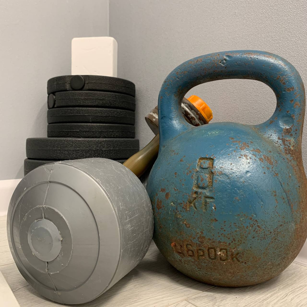 Брикет творога на блинах - это магнезия. Гиря на 8 кг любезно одолжена моим другом. А по гантелям видно, как их потрепала жизнь.