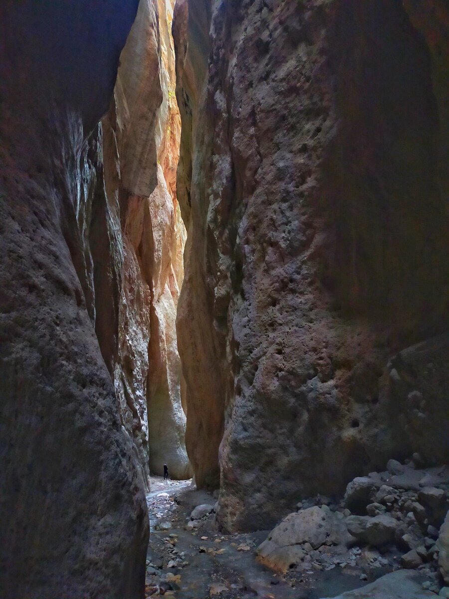 Человек вдали на фоне скал