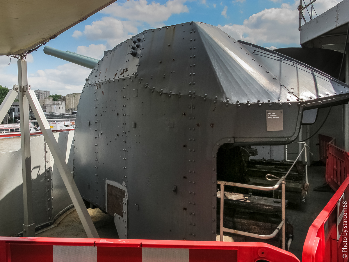 Спаренная универсальная артиллерийская установка 4-inch HA/LA Mk XIX с двумя орудиями QF 4"/45 Mk XVI, расположенная по правому борту крейсера "Белфаст"