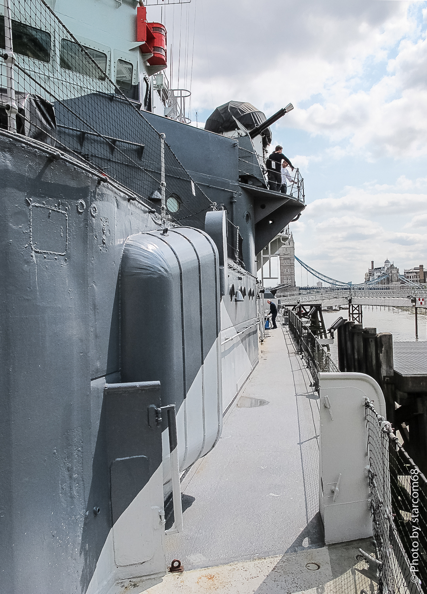 Шлюпочная палуба крейсера в районе носовой надстройки по левому борту. Пролистывайте альбом вправо =>