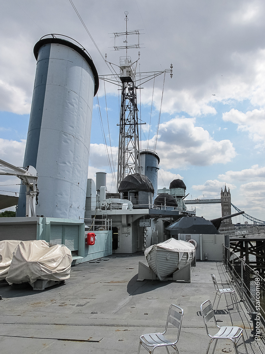 Вид на шлюпочную палубу по правому борту из района носовой надстройки