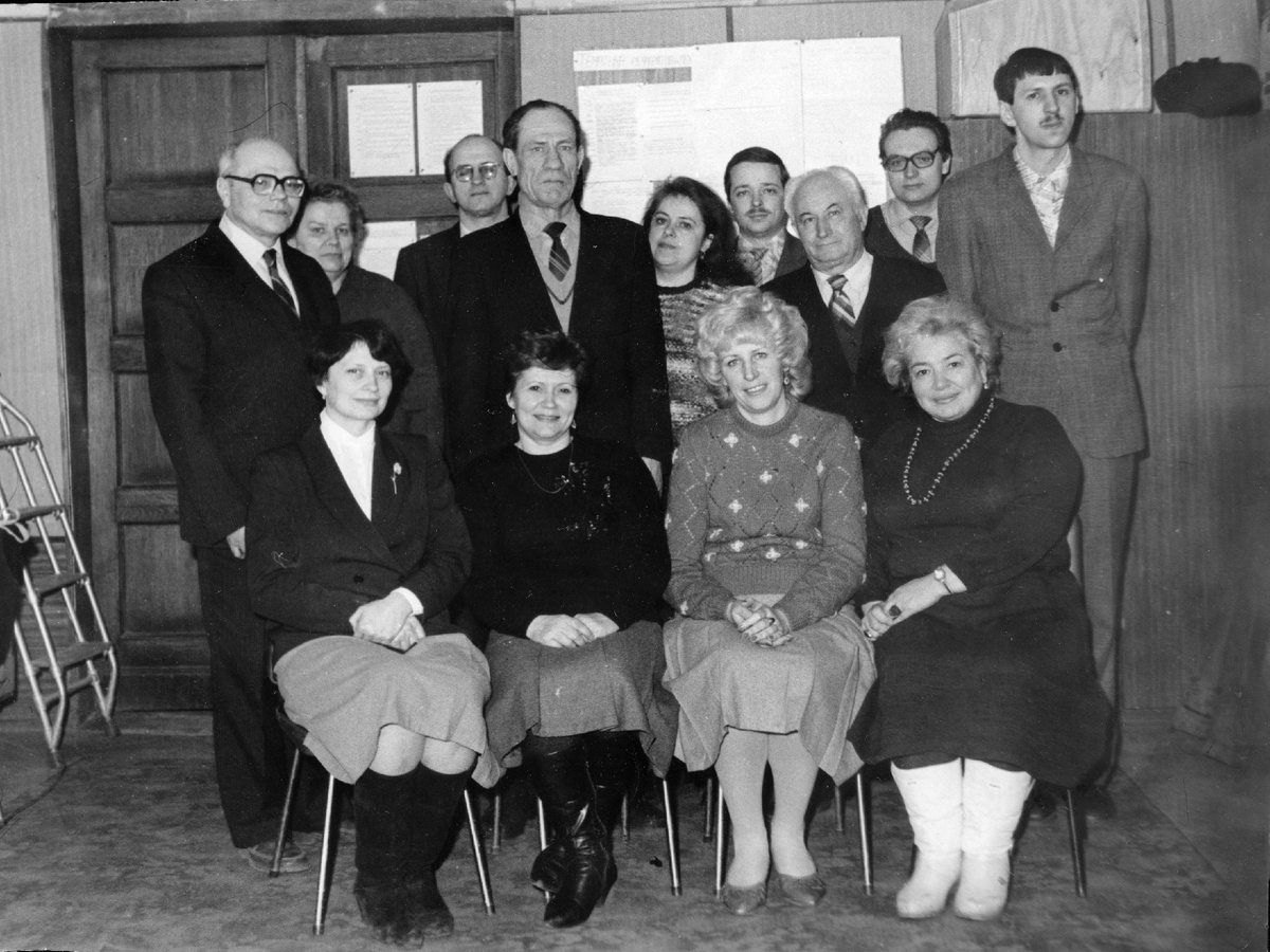 Стоят, слева направо: Н.Н. Крутов, Никренц О.В., ???, А.Г. Воронцов, Генералова Л.Д., С.В. Девятов, Л.Ю.  Шахбазьян, ???, ??? Сидят: Мальгина А., Нелли Константиновна Кузина Сергеева Вера Вячеславовна, Никонова Эмма Николаевна 