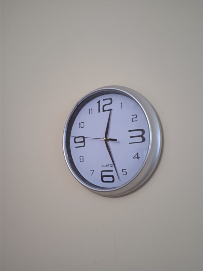 Отношения со временем - первое, с чего мы решили начать. Помогают нам в этом часы - настенные и песочные - а также календари и распорядок дня.