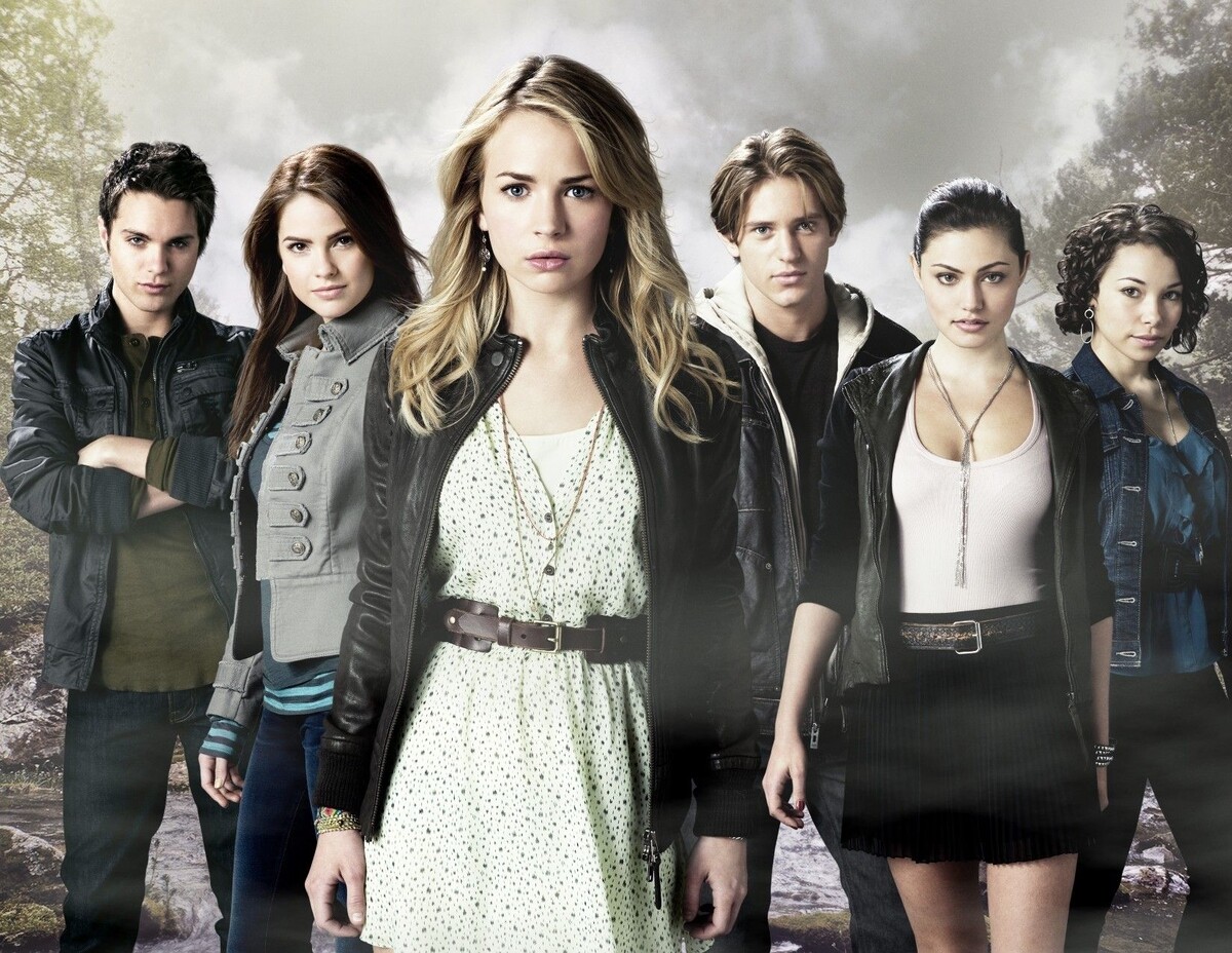 Сам тайный круг- слева Адам Контант(в книге он лучше вышел), Диана Мид(она тут удалась), Кэсси Блейк(глупоавтая вышла) Ник Армстронг(очень слабая роль и сюжетная линия, Фэй Фэй Чемберлен(удалась) Мелисса(никчёмный и тупой персонаж-спит с Ником)