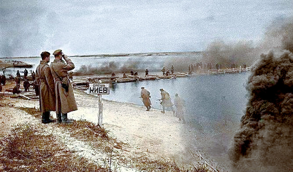 Бойцы РККА готовятся форсировать Днепр, 1943 г.