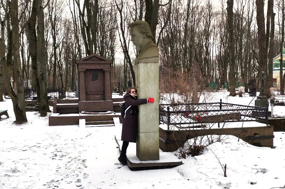Литераторские мостки СПб, памятник А. С. Попову у его семейного захоронения