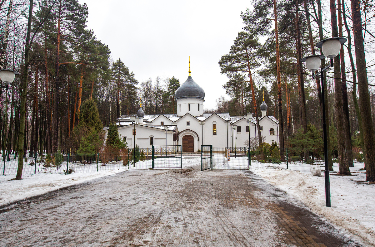 Храм Владимира, митрополита Киевского - упрощённая копия снесённого в 1933 году собора Спаса-на-Бору в Московском Кремле. Королёв, Московская область. Фото автора статьи 