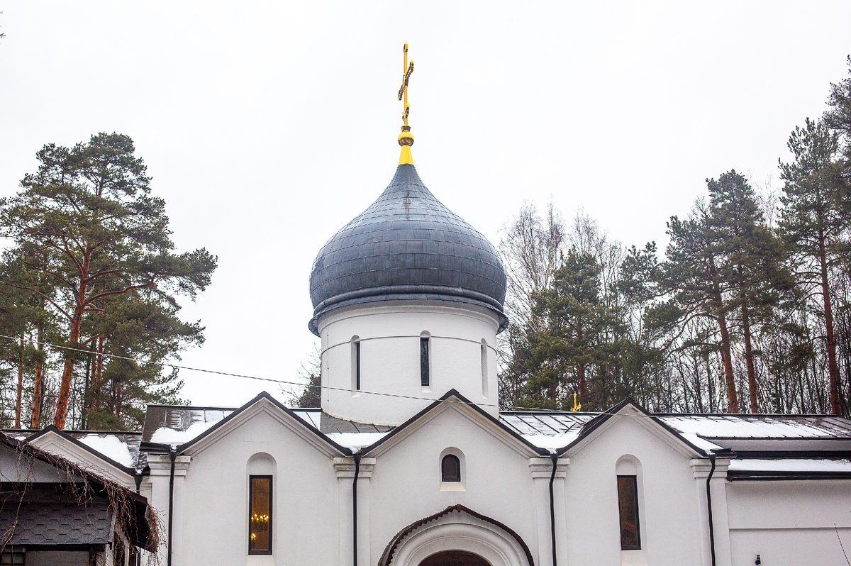 Храм Владимира, митрополита Киевского - упрощённая копия снесённого в 1933 году собора Спаса-на-Бору в Московском Кремле. Королёв, Московская область. Фото автора статьи (ещё 1 фото, листайте галерею)
