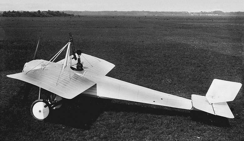 фото - сайт Уголок неба; Капрони с заводским обозначением Ca-20 - один из первых самолётов-истребителей итальянской конструкции, разработанный до вступления Италии в Первую Мировую, построен и испытан при поддержке командира авиационного батальона Джулио Дуэ; серийно не выпускался