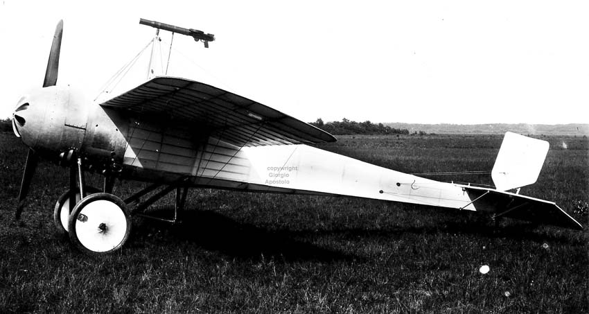 схема моноплана для истребителя, поначалу, была одной из самых популярных, так как от истребителя требовалось догонять другие самолёты и скорость была важнейшей его характеристикой, потому облик истребителя Капрони - это облик типичного истребителя 1914-1915-го годов, позднее, всё более частые схватки между истребителями вывели на первый план лёгкие бипланы, поскольку маломощные ротативные моторы не позволяли ещё "раскрыться" скоростным самолётам