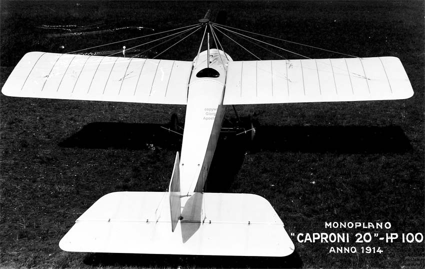 из-за отсутствия синхронизатора, пулемёт пришлось поднять над винтом - подобное размещение вооружения применялось до внедрения синхронизаторов и ещё некоторое время уже после их появления, не только на опытных, но и серийных самолётах, как технически наиболее простое