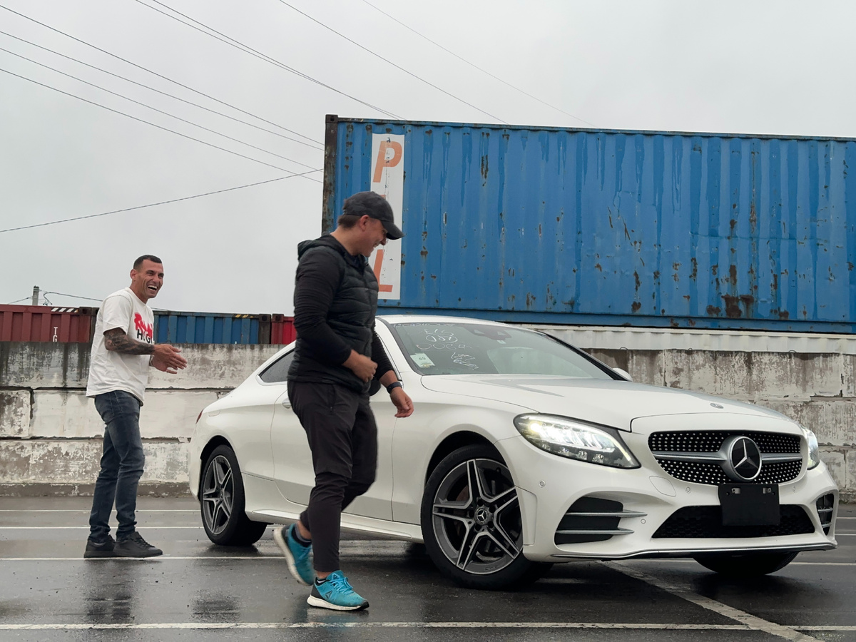 на этот раз заказчиком авто стал мой старый товарищ Фархад, поэтому вручение было с юмором)