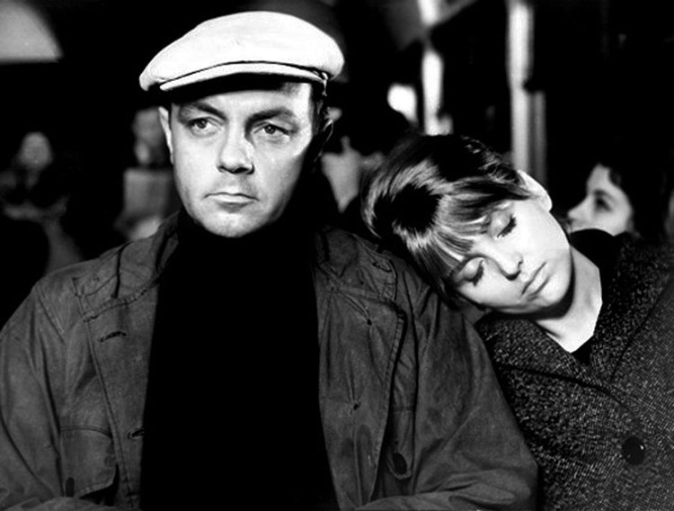 Вот Лена задремала в автобусе, не зная, что прикорнула на плече соседа - заезжего командировачного геолога. Он на случайной остановке заскочил в автобус и подсел рядом