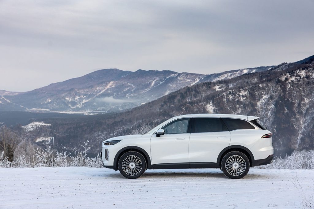 20-дюймовые колеса смотрятся красиво, но жестко отрабатывают неровности. Да и стоимость резины такой размерности вряд ли обрадует владельца.