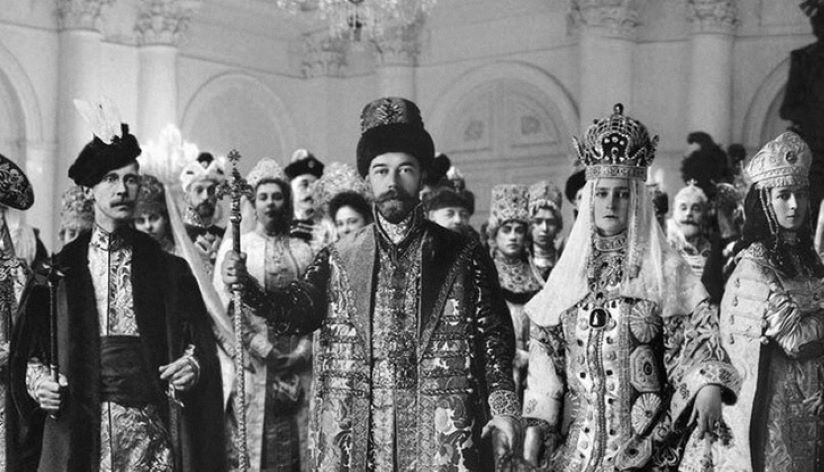 Николай II и Александра Федоровна в окружении гостей бала, 1903, Санкт-Петербург