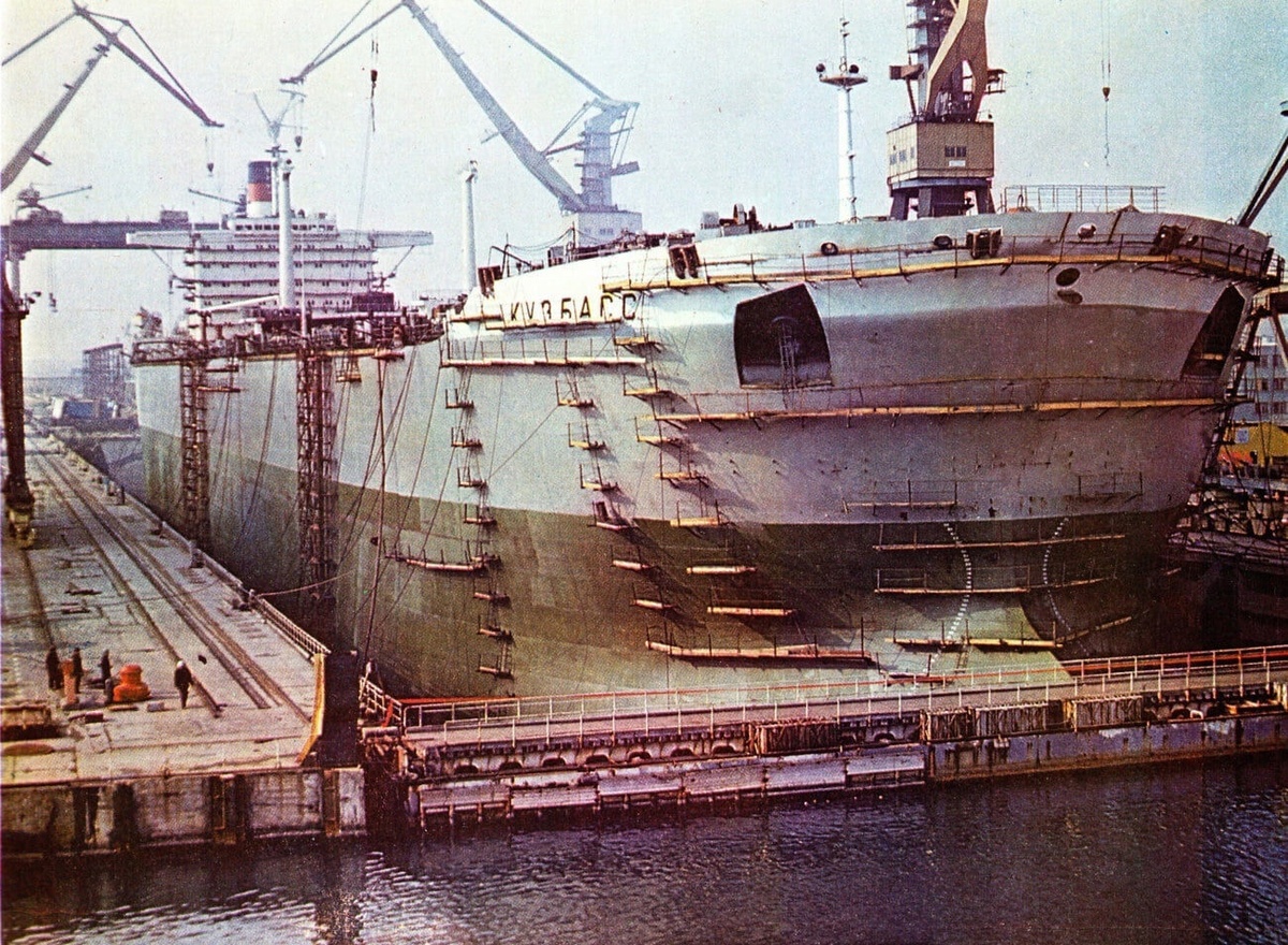 Супертанкер "Кузбасс" в доке керченского судостроительного завода "Залив"