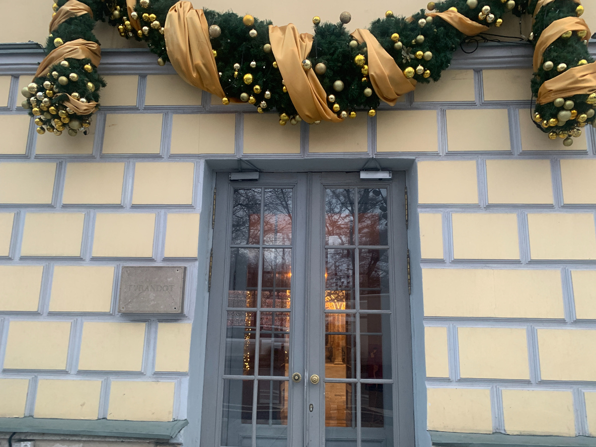 Вход в "Турандот"