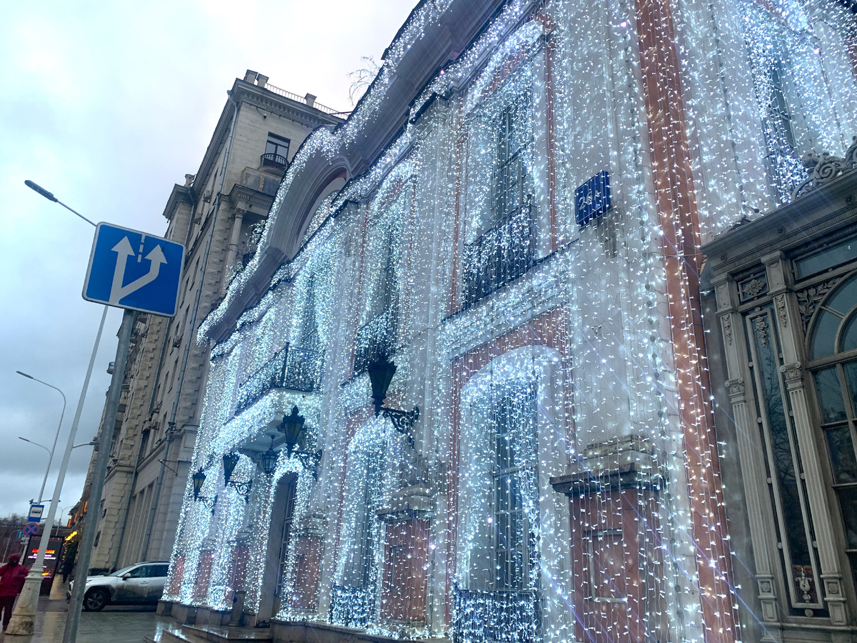 Соседний "Пушкин" сияет огнями