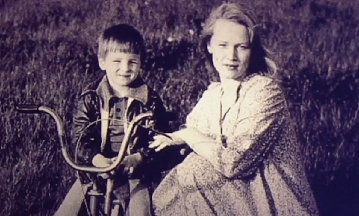 Саша был единственным сыном актрисы