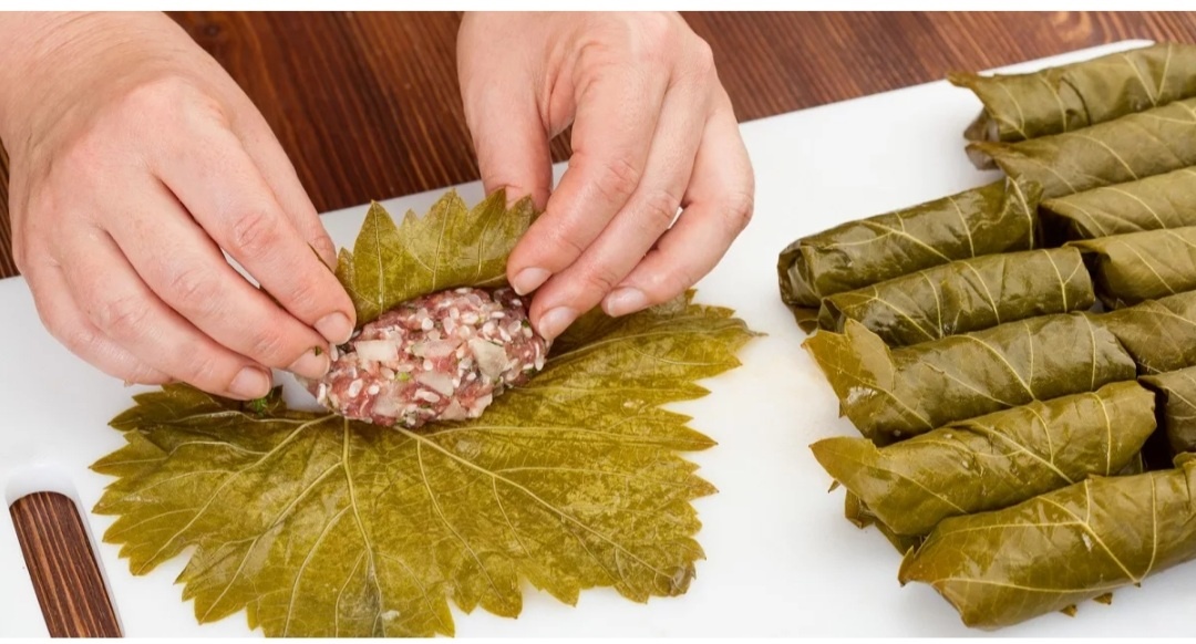 Заворачиваем фарш в листья ☘️