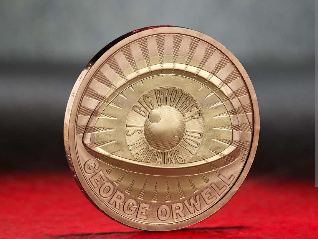 В Англии выпущена монета номиналом 2 фунта в честь Джорджа Оруэлла. На ней изображено нечто похожее на глаз, но на самом деле это объектив камеры. На монете есть две цитаты из Оруэлла - “Большой брат наблюдает за тобой” и “Есть правда, а есть неправда”. 