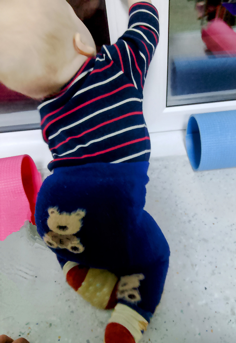 Малыш развлекается 