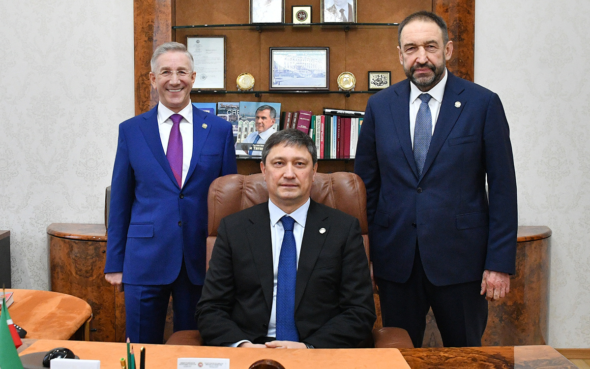 Марат Файзрахманов (в центре) сменил на посту главы минфина Татарстана Раидика Гайзатуллина (слева). Фото: prav.tatarstan.ru