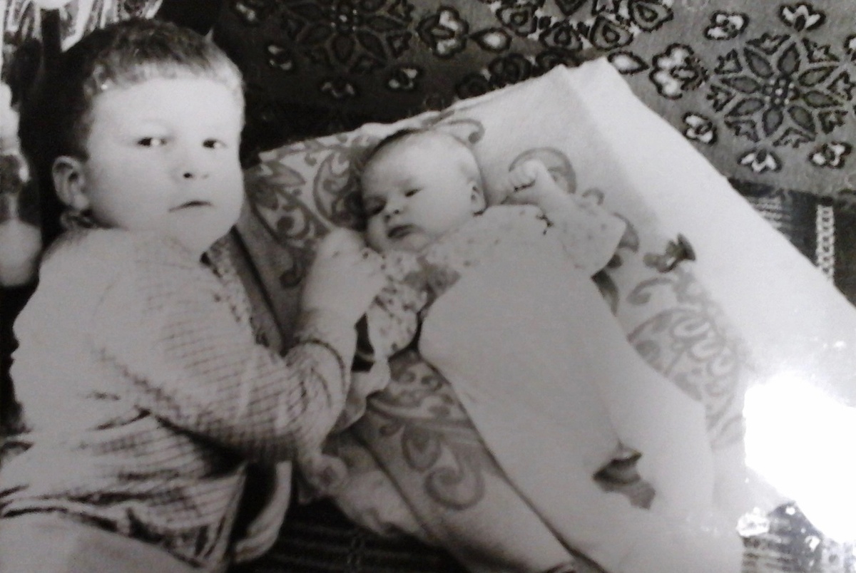 На фото мой брат(слева) и я(справа).