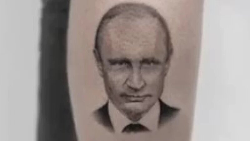     Парень набил на ноге татуировку президента Путина в Калининграде «Клопс»