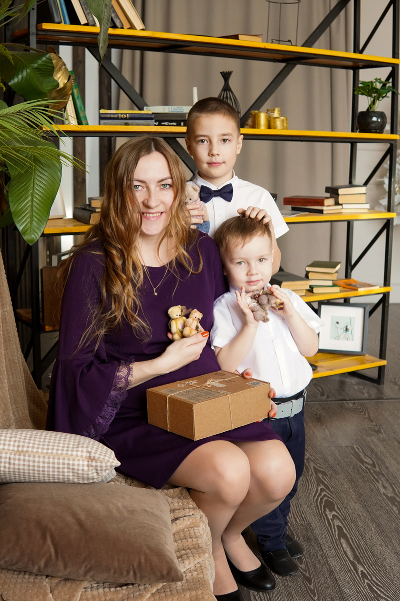 Я с сыновьями. А маленькая доча на фото спряталась в животе. 😁