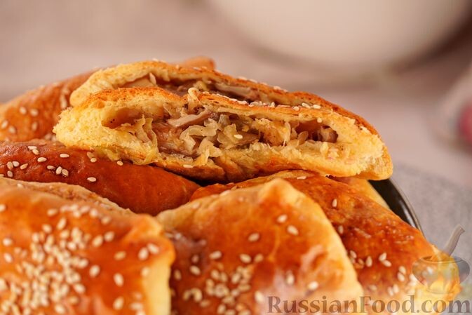 тесто слоёное дрожжевое, капуста квашеная, шампиньоны, лук репчатый, масло растительное, перец чёрный молотый, соль, лук зелёный, желток, молоко, кунжут