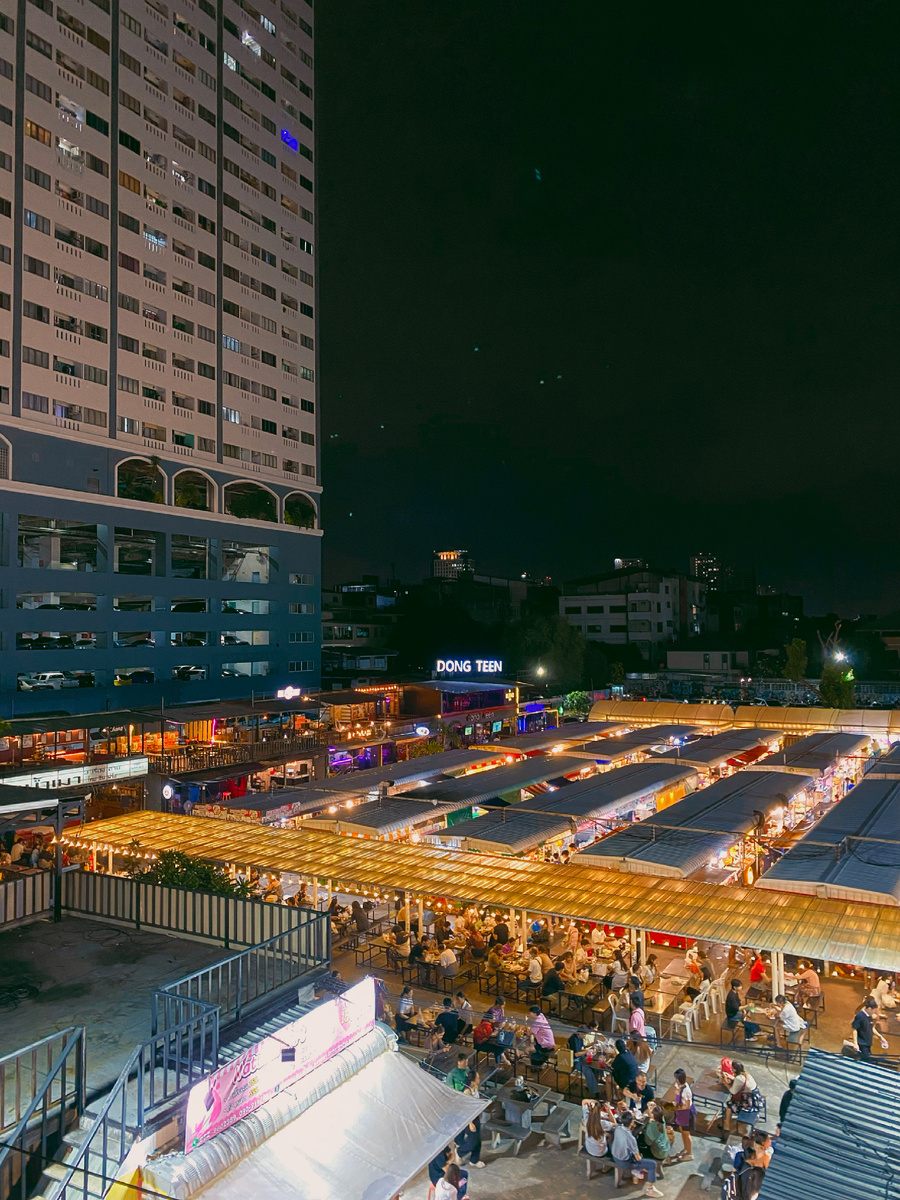 Ночной рынок в Бангкоке, рядом со станции метро Bang Yi Khan