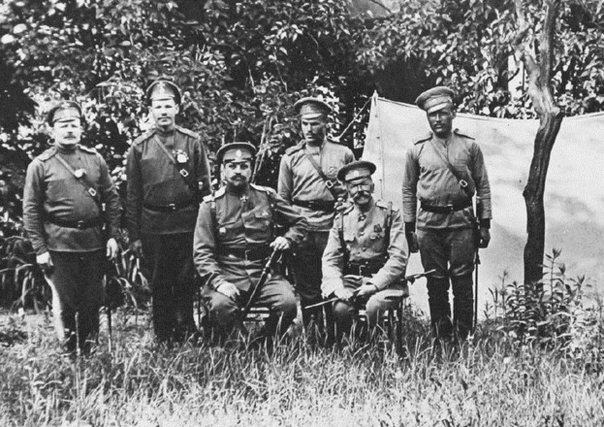 Гвардии полковник В. К. Шенк, профессор Н. С. Самокиш и нижние чины в саду при Императорской Главной Квартире. Ломжа. 1915 год. Неизвестен (аннотирована хранителем фонда старшим научным сотрудником Военно-исторического музея артиллерии, инженерных войск и войск связи Н. И. Белогубцевой). Сборник «Война и оружие: Новые исследования и материалы», — (Труды V Международной научно-практической конференции 14—16 мая 2014 года), Том 2, стр. 220. https://ru.wikipedia.org/wiki/Шенк,_Владимир_Константинович#/media/Файл:Военно-художественный_отряд_(1915).jpg