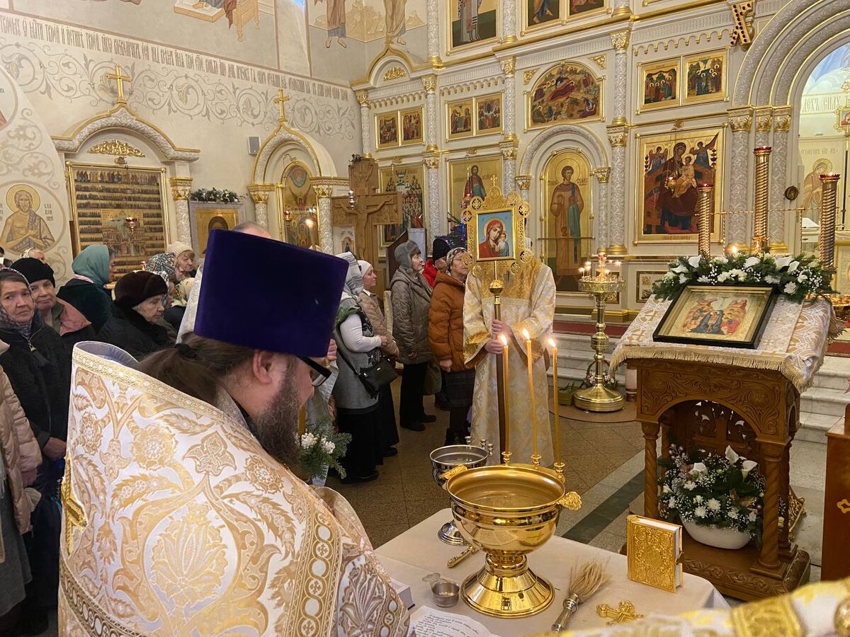 Сейчас наш дорогой настоятель о.Александр НАРУШЕВ начнет кропить народ. 18 января Листайте галерею там много фотографий