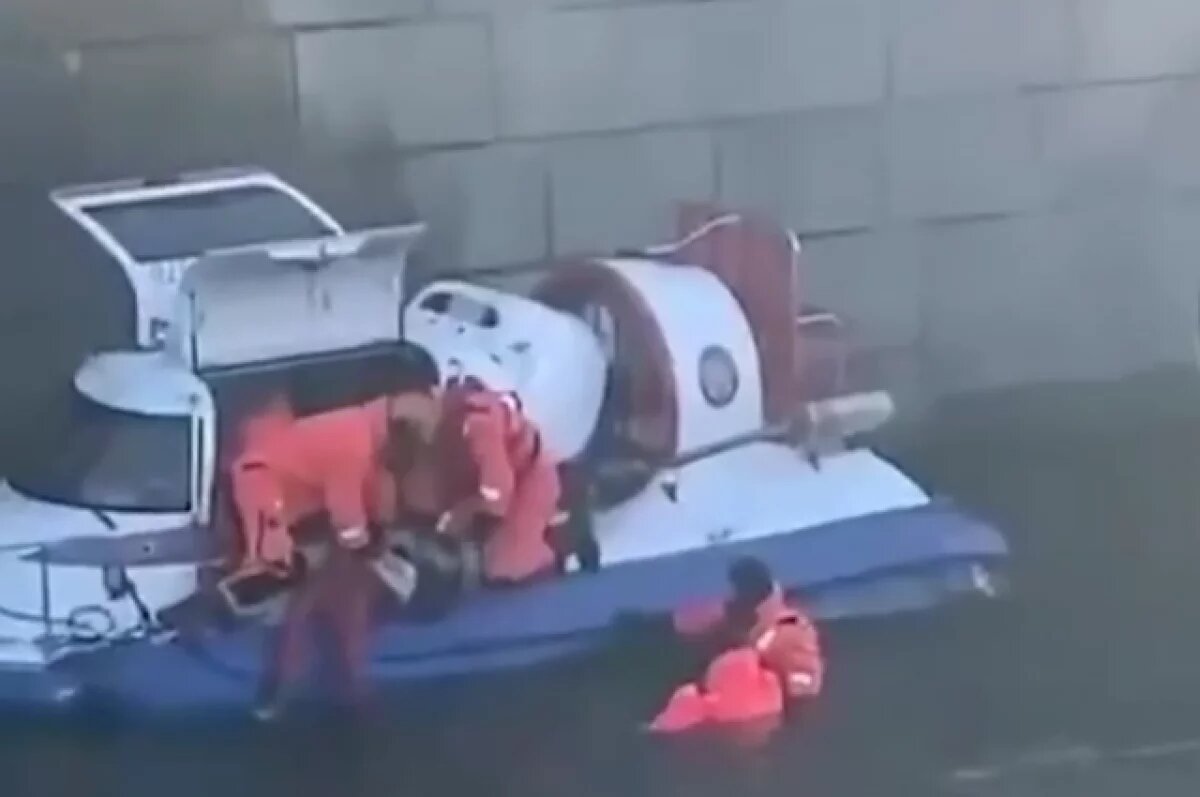    Второй за сутки автомобиль упал в воду с моста в Петербурге