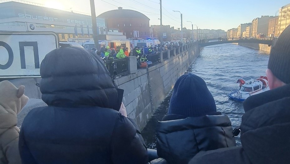    Обстановка на набережной Обводного канала в Петербурге, где в воду упал автомобиль, 18.01.2025. Автор фото: vk.com/spb_today
