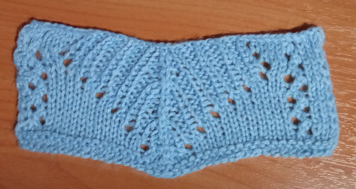 Узор в три нити. Сначала не понравилось. Видимо, хотелось полотно потолще. И я не стала довязывать образец. А спустя время поняла, что меня всё устраивает. 