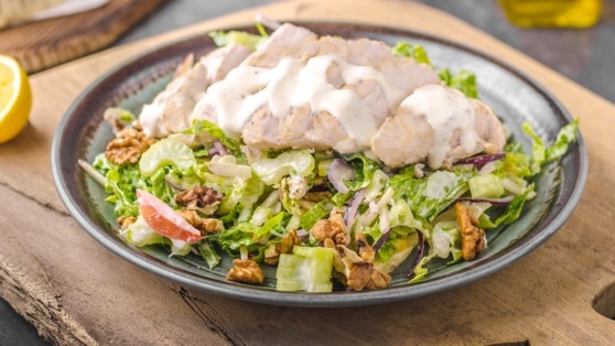    Салат с отварной индейкой, сельдереем, яблоком и грецкими орехами: вкусный и простой ПП-рецепт Алина Городниченко