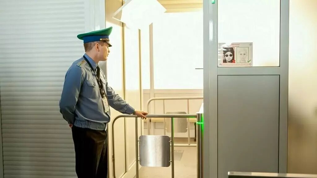 За что москвича Бондаренко допрашивали в аэропорту Домодедово? Источник: Погранслужба РФ