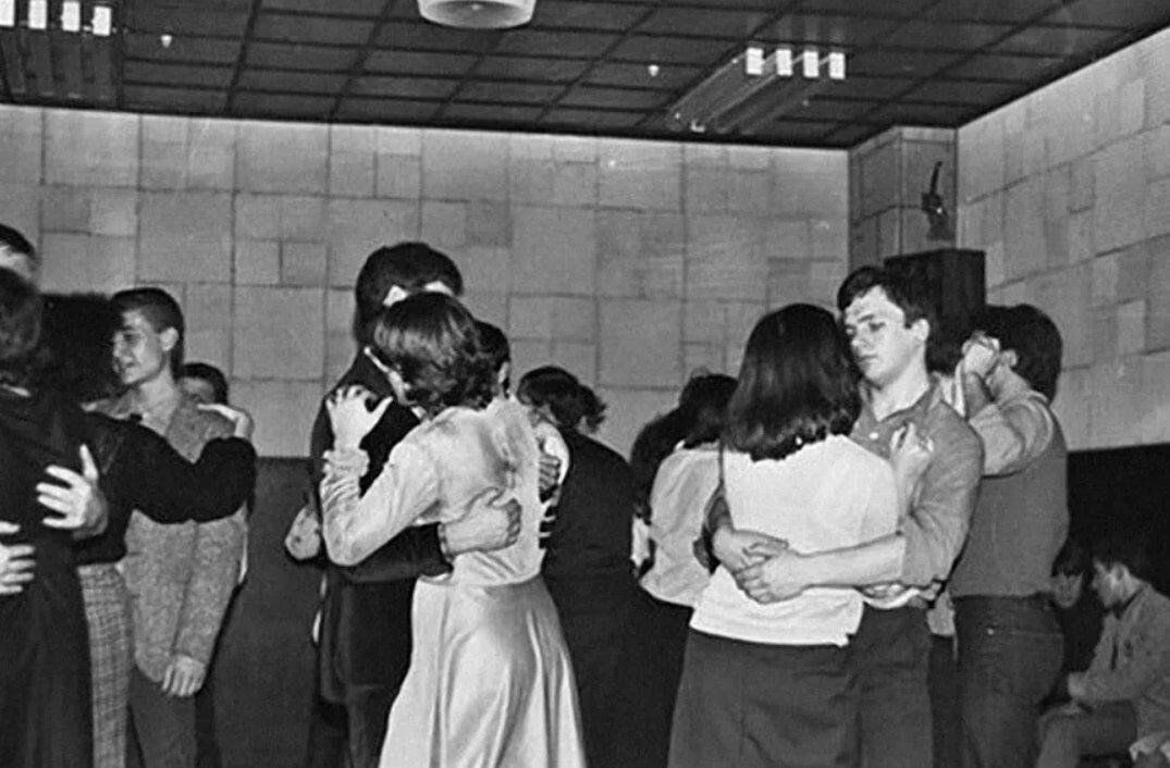 казались мне взрослыми очень