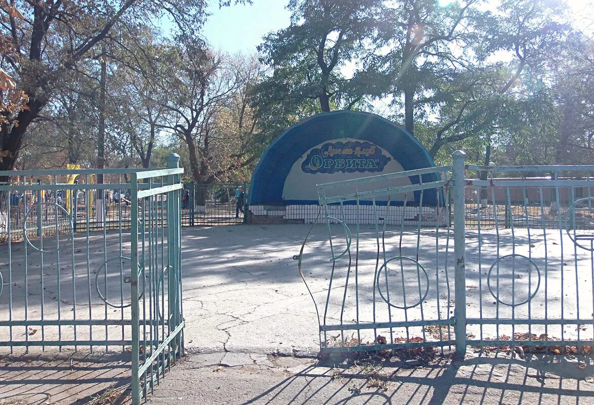 похожая танцплощадка для вечеринок